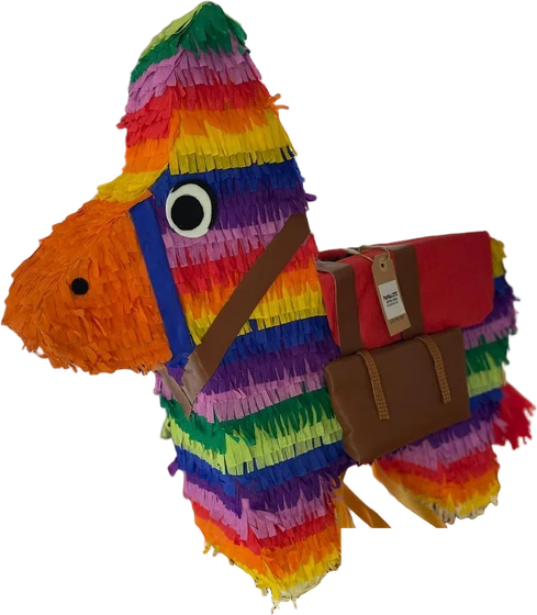Piñata de burro con flecos de todos los colores del arcoíris, hocico naranja y alforjas marrones con un paquete rojo.