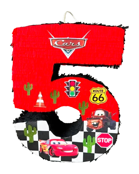 Piñata roja con forma del número 5, de flecos rojos y negros, con el logo de Cars, el Rayo McQueen, Mate, una señal de la Ruta 66, un semáforo y cactus de papel sobre un suelo de cuadros de meta, recortada sobre fondo liso.