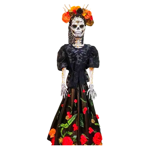 Catrina de tamaño grande: esqueleto elegante con corona de flores naranjas, rojas y doradas, blusa negra de encaje con mangas abullonadas y falda negra con rosas rojas, recortada sobre fondo liso.